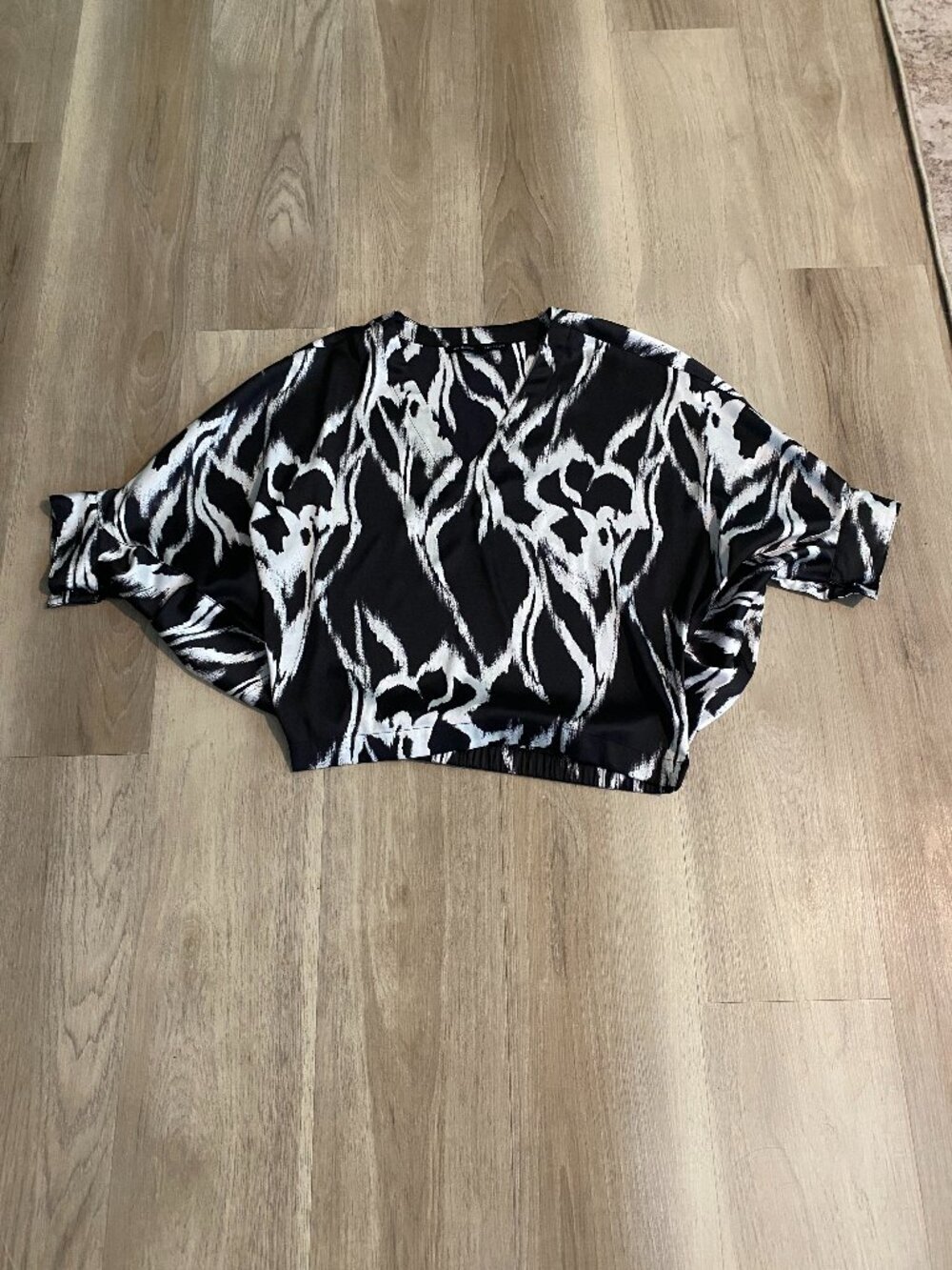 White House Black Market WHBM Blouse XXS/XS/S Silky V-Neck Dolman